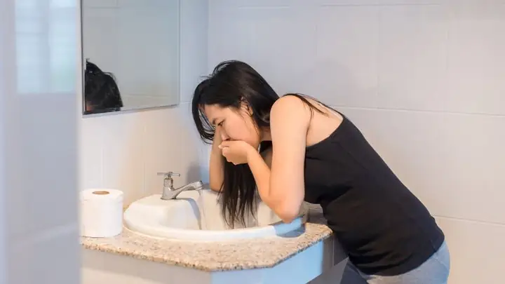 Bà Bầu Bị Ngộ Độc Thức Ăn Có Sao Không? Dấu Hiệu, Nguy Cơ Và Cách Xử Lý An Toàn Bà Bầu Bị Ngộ Độc Thức Ăn Có Sao Không? Dấu Hiệu, Nguy Cơ Và Cách Xử Lý An Toàn