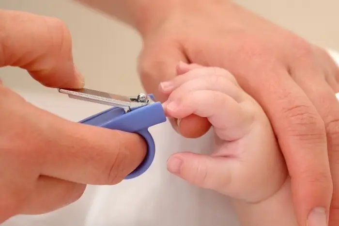 Bấm Móng Tay Trẻ Sơ Sinh An Toàn & Dễ Dàng: Hướng Dẫn Chi Tiết Từ A-z Bấm Móng Tay Trẻ Sơ Sinh An Toàn & Dễ Dàng: Hướng Dẫn Chi Tiết Từ A-z