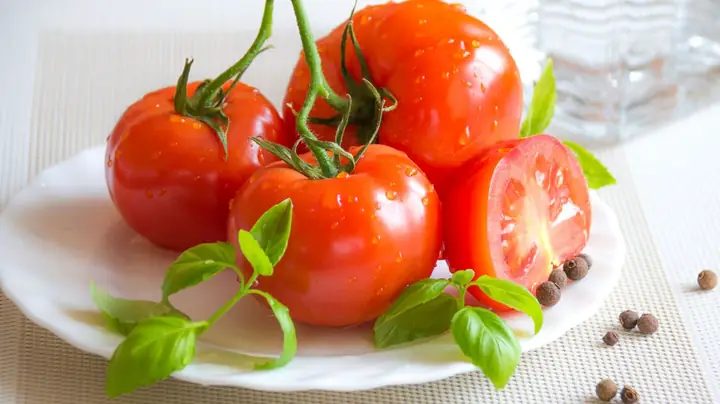 Bà Bầu Có Nên Ăn Cà Chua Sống Không? Lợi Ích, Lưu Ý Và Cách Ăn Đúng