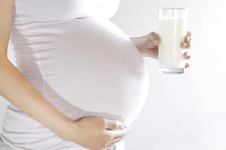 Bà Bầu Uống Sữa Tươi Không Đường: Lợi Ích, Thời Điểm Vàng & Lưu Ý Quan Trọng