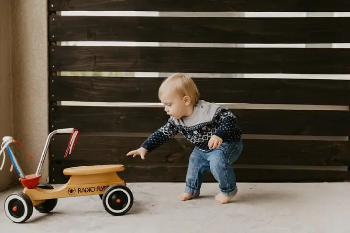 Bé 1 Tuổi Chưa Biết Đi: Nguyên Nhân, Dấu Hiệu Chậm Phát Triển & Cách Hỗ Trợ Bé Tập Đi Đúng Thời Điểm Bé 1 Tuổi Chưa Biết Đi: Nguyên Nhân, Dấu Hiệu Chậm Phát Triển & Cách Hỗ Trợ Bé Tập Đi Đúng Thời Điểm