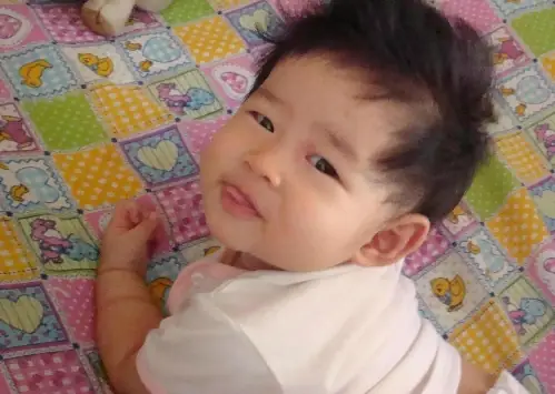Bé 12 Tháng Chưa Tự Ngồi Được: Khi Nào Cần Lo Lắng Và Giải Pháp?