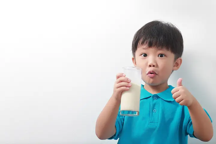 Bé 3 Tuổi Có Nên Uống Sữa Bột Không? Sữa Tươi Hay Sữa Công Thức Tốt Hơn? Bé 3 Tuổi Có Nên Uống Sữa Bột Không? Sữa Tươi Hay Sữa Công Thức Tốt Hơn?