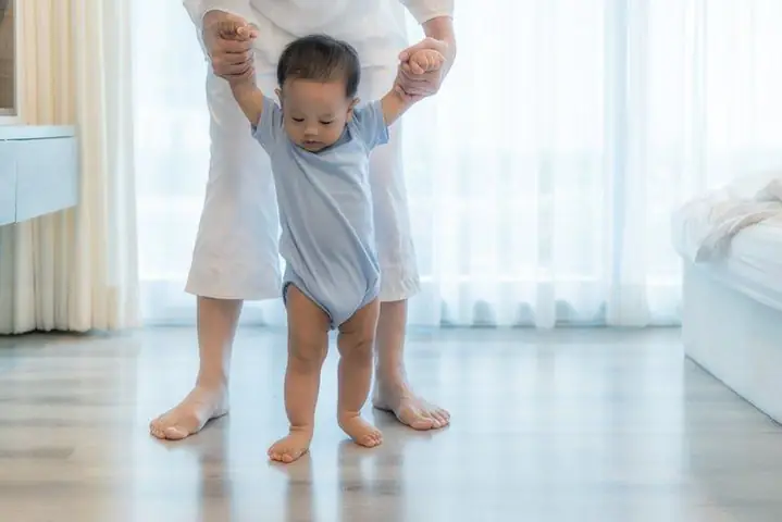 Bé Bao Nhiêu Tuổi Biết Đi? Mốc Phát Triển Chuẩn Và Cách Hỗ Trợ Bé Tập Đi Đúng Cách Bé Bao Nhiêu Tuổi Biết Đi? Mốc Phát Triển Chuẩn Và Cách Hỗ Trợ Bé Tập Đi Đúng Cách