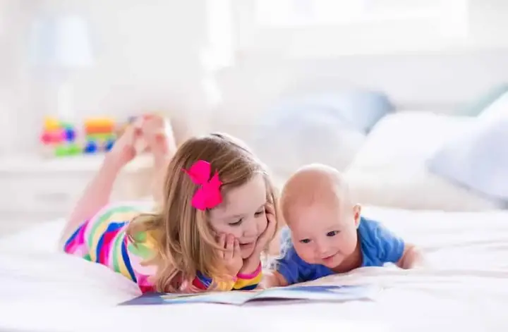 Bé Gái 18 Tháng Tuổi Biết Làm Gì: Phát Triển Vận Động, Nhận Thức & Lời Khuyên Nuôi Dưỡng