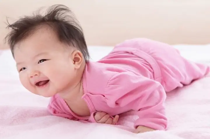 Bé Mấy Tháng Biết Lật? Cột Mốc Phát Triển Quan Trọng Của Trẻ Sơ Sinh