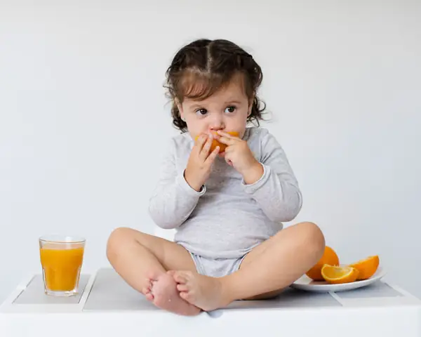 Bé Mấy Tháng Uống Được Nước Cam? Hướng Dẫn Chi Tiết Từ A-z Bé Mấy Tháng Uống Được Nước Cam? Hướng Dẫn Chi Tiết Từ A-z