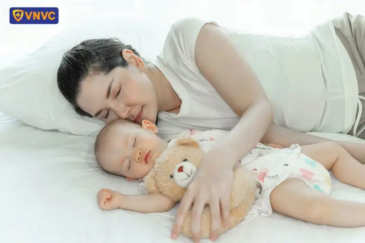 Bé Ngủ Nhiều Sau Tiêm Phòng: Nguyên Nhân, Dấu Hiệu Bất Thường & Cách Chăm Sóc Bé Ngủ Nhiều Sau Tiêm Phòng: Nguyên Nhân, Dấu Hiệu Bất Thường & Cách Chăm Sóc