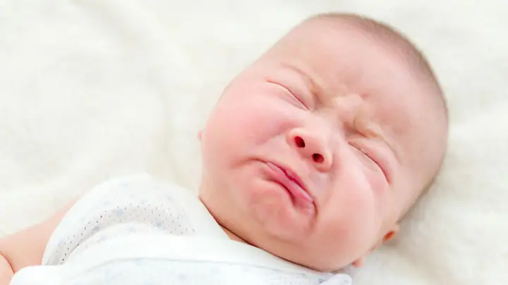 Bé Sơ Sinh Đổ Mồ Hôi Đầu: Nguyên Nhân, Dấu Hiệu Bất Thường & Cách Xử Lý An Toàn