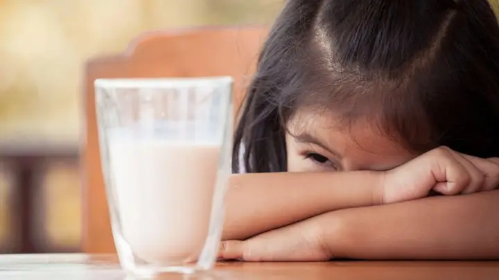 Bé Uống Sữa Tươi Vinamilk Bị Táo Bón: Nguyên Nhân, Cách Khắc Phục & Chọn Sữa An Toàn Bé Uống Sữa Tươi Vinamilk Bị Táo Bón: Nguyên Nhân, Cách Khắc Phục & Chọn Sữa An Toàn