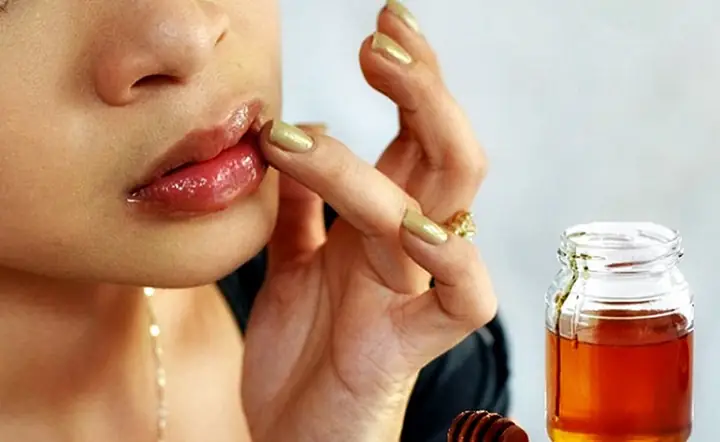 Bôi Mật Ong Lên Môi Qua Đêm Có Tốt Không? Lợi Ích, Cách Thực Hiện & Lưu Ý