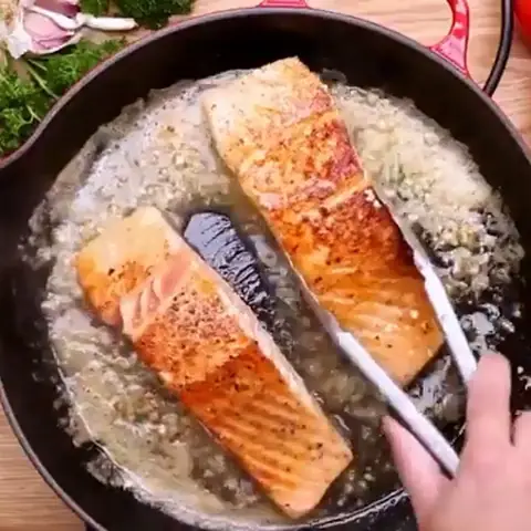 Cách Làm Cá Hồi Chiên Bơ Tỏi Thơm Ngon, An Toàn Cho Bé