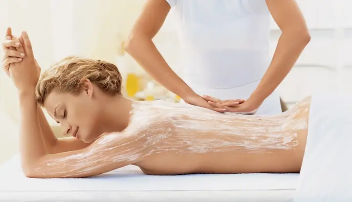 Quy Trình Tẩy Tế Bào Chết Toàn Thân Chuẩn Để Da Mịn Màng Tức Thì