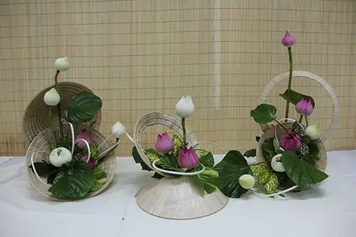 Hướng Dẫn Cắm Hoa Với Nón Lá: Từ Mẫu Cổ Điển Đến Sáng Tạo Độc Đáo