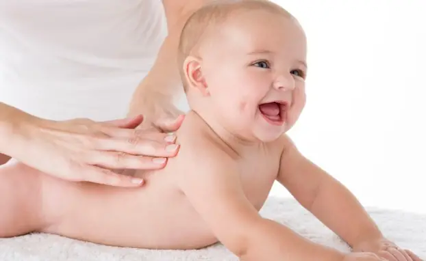 Cách Bôi Kem Dưỡng Ẩm Cho Trẻ Sơ Sinh Đúng Cách, An Toàn & Hiệu Quả