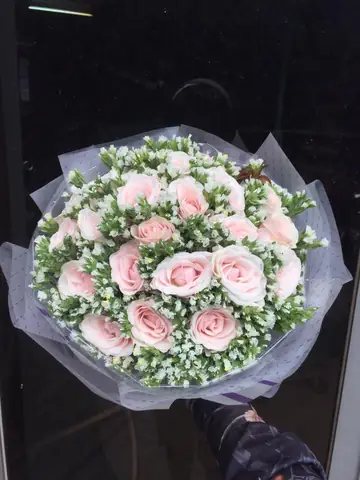 Hướng Dẫn Chi Tiết Cách Cắm Hoa Hồng Và Hoa Salem Đẹp Sang Trọng