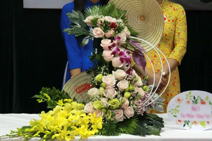 Cách Cắm Hoa Theo Chủ Đề Ngày 20/10: Hướng Dẫn Chi Tiết Và Ý Tưởng Sáng Tạo Cách Cắm Hoa Theo Chủ Đề Ngày 20/10: Hướng Dẫn Chi Tiết Và Ý Tưởng Sáng Tạo