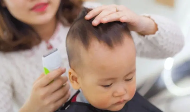 Hướng Dẫn Cắt Tóc Cho Bé Bằng Tông Đơ: An Toàn, Nhanh Chóng Và Dễ Dàng Tại Nhà Hướng Dẫn Cắt Tóc Cho Bé Bằng Tông Đơ: An Toàn, Nhanh Chóng Và Dễ Dàng Tại Nhà