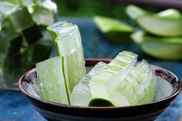 Hướng Dẫn Chi Tiết Cách Chế Biến Nước Nha Đam Giòn Ngon, Không Bị Nhớt Đắng Tại Nhà