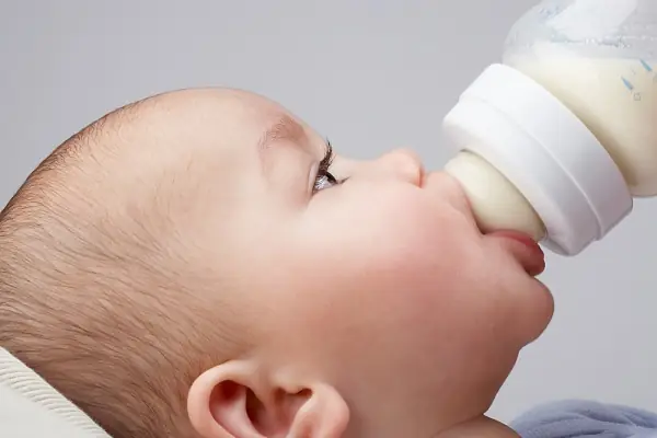 9+ Bí Quyết Vàng Giúp Bé Bú Bình Nhanh Chóng, Không Quấy Khóc