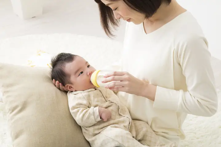 Cách Cho Bé Bú Sữa Bình Chuẩn, Đúng Tư Thế, Tránh Sặc Và Đầy Hơi