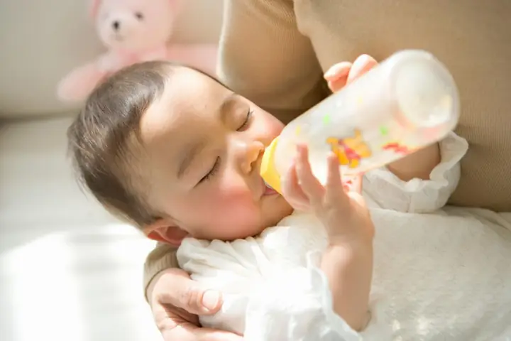 Cách Cho Bé Bú Sữa Bình Chuẩn, Đúng Tư Thế, Tránh Sặc Và Đầy Hơi