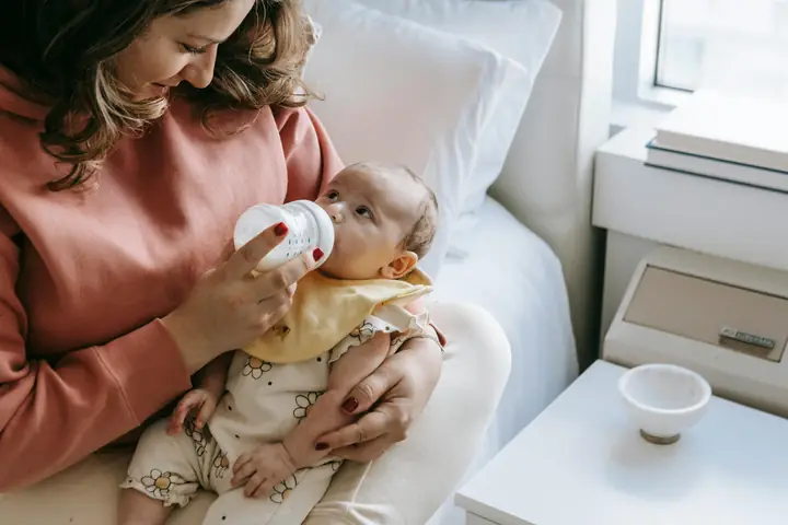 Hướng Dẫn Chi Tiết Cách Cho Trẻ Bú Bình Đúng Chuẩn, Không Sặc, Không Đầy Hơi Hướng Dẫn Chi Tiết Cách Cho Trẻ Bú Bình Đúng Chuẩn, Không Sặc, Không Đầy Hơi
