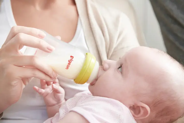 Hướng Dẫn Chi Tiết Cách Cho Trẻ Bú Bình Đúng Chuẩn, Không Sặc, Không Đầy Hơi Hướng Dẫn Chi Tiết Cách Cho Trẻ Bú Bình Đúng Chuẩn, Không Sặc, Không Đầy Hơi