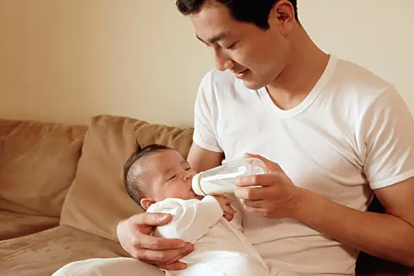 Bé Không Chịu Bú Bình? Bí Quyết Giúp Con Yêu Bình Sữa & Mẹ Nhàn Tênh