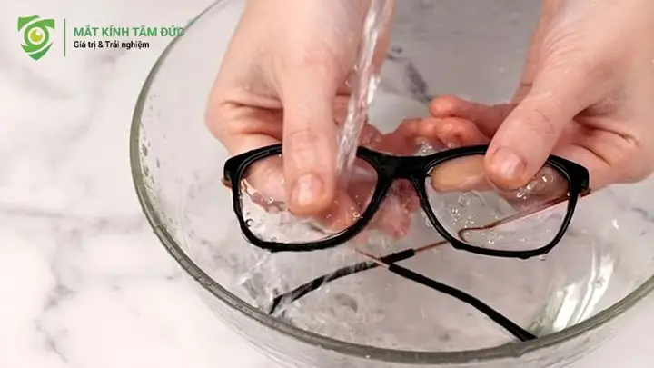 Cách Tẩy Keo 502 Trên Kính Mắt Hiệu Quả & An Toàn Tại Nhà Cách Tẩy Keo 502 Trên Kính Mắt Hiệu Quả & An Toàn Tại Nhà
