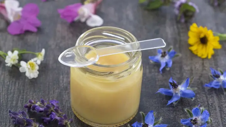 Cách Dùng Sữa Ong Chúa Dưỡng Da Trắng Sáng, Mờ Thâm Hiệu Quả Tại Nhà Cách Dùng Sữa Ong Chúa Dưỡng Da Trắng Sáng, Mờ Thâm Hiệu Quả Tại Nhà