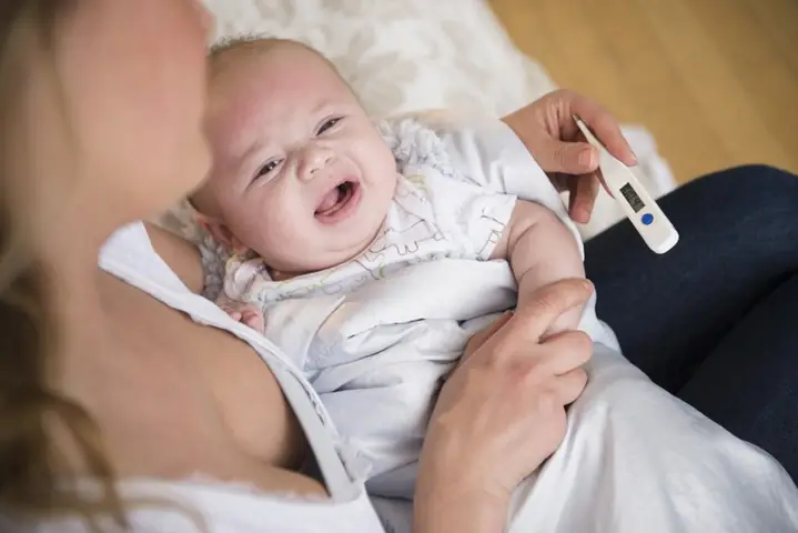 Cách Hạ Sốt Cho Bé Sau Chích Ngừa An Toàn & Hiệu Quả Tại Nhà