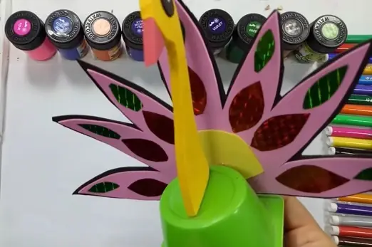 Hướng Dẫn Chi Tiết Cách Làm Con Công Xinh Xắn Từ Hộp Sữa Chua Cho Bé