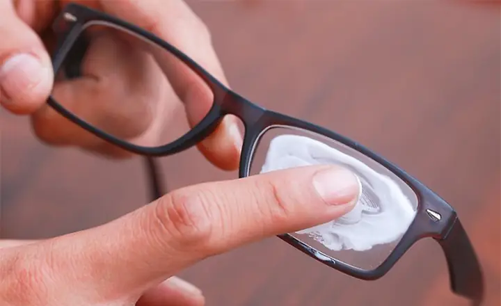Cách Hiệu Quả Nhất Để Làm Mờ Vết Trầy Trên Kính Mắt Tại Nhà