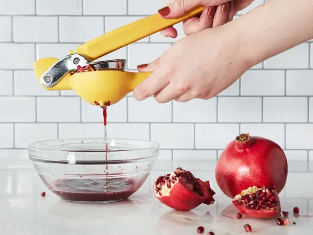 Cách Làm Nước Ép Lựu Nguyên Chất Tại Nhà: Bí Quyết Thơm Ngon, Bổ Dưỡng Cho Sức Khỏe