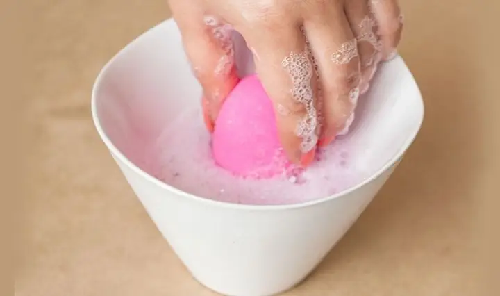 Hướng Dẫn Chi Tiết Cách Làm Sạch Mút Tán Kem Nền Đúng Cách Tại Nhà