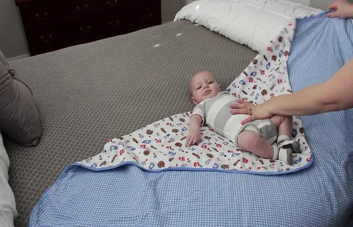 Cách Quấn Tã Chéo Cho Con Đúng Chuẩn Mẹ Bỉm Nào Cũng Làm Được