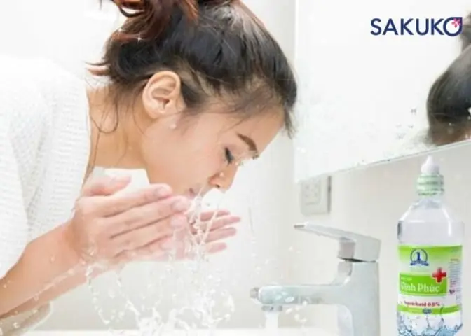 Hướng Dẫn Sử Dụng Nước Muối Sinh Lý Rửa Mặt Đúng Cách: Bí Quyết Cho Làn Da Sạch Khỏe Hướng Dẫn Sử Dụng Nước Muối Sinh Lý Rửa Mặt Đúng Cách: Bí Quyết Cho Làn Da Sạch Khỏe