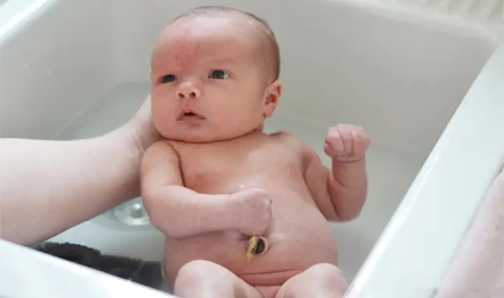 Cách Tắm Bé Sơ Sinh Chưa Rụng Rốn An Toàn & Đúng Chuẩn Y Khoa