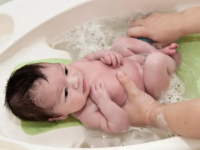 Hướng Dẫn Tắm Cho Trẻ Sơ Sinh Tại Nhà: An Toàn, Đúng Cách Cho Bé Yêu