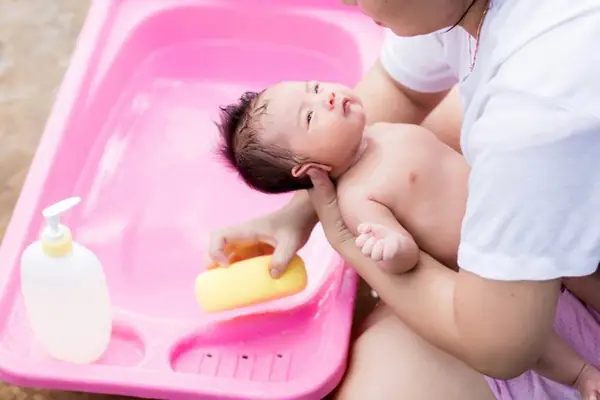 Hướng Dẫn Tắm Cho Trẻ Sơ Sinh Tại Nhà: An Toàn, Đúng Cách Cho Bé Yêu