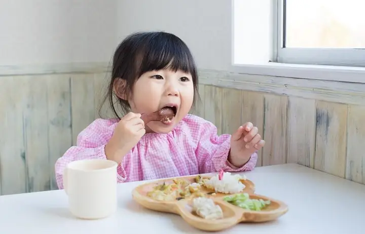 Bí Quyết Vàng: Cách Tập Trẻ Tự Xúc Ăn Hiệu Quả, Bé Tự Lập & Mẹ Bớt Lo