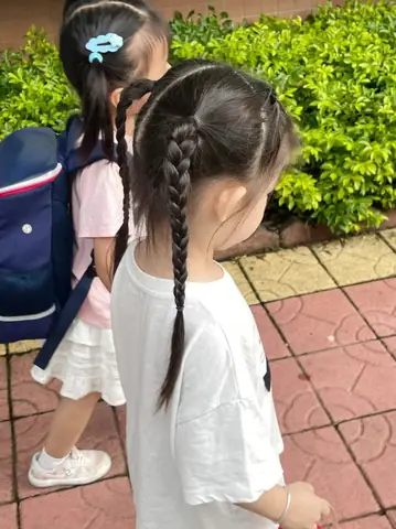 Hướng Dẫn Tết Tóc Cho Bé Gái: 20+ Kiểu Bím Tóc Đơn Giản, Xinh Xắn Cho Bé Đi Học & Đi Chơi