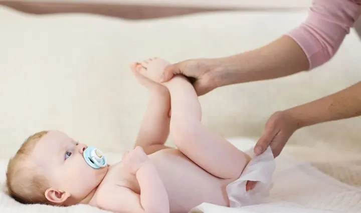 Cách Thay Tã Cho Trẻ Sơ Sinh Mùa Hè: Bí Quyết Giữ Con Khô Thoáng, Thoải Mái