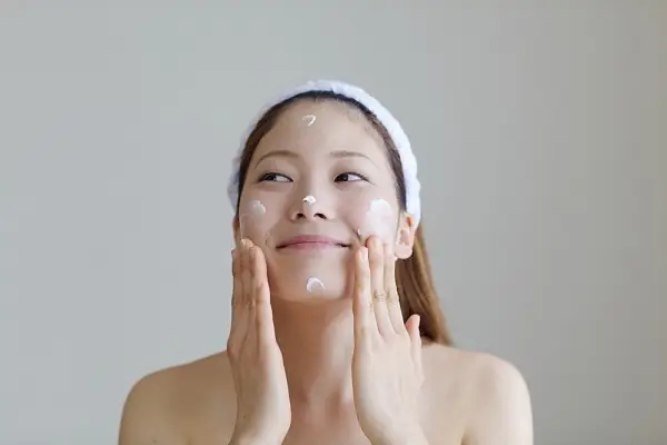 Cách Thoa Kem Face Đúng Cách: Bí Quyết Cho Làn Da Căng Mịn Chuẩn Chuyên Gia Cách Thoa Kem Face Đúng Cách: Bí Quyết Cho Làn Da Căng Mịn Chuẩn Chuyên Gia