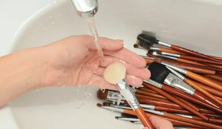 Bí Quyết Vệ Sinh Cọ Và Mút Trang Điểm Đúng Cách, Giữ Độ Bền & An Toàn Cho Da