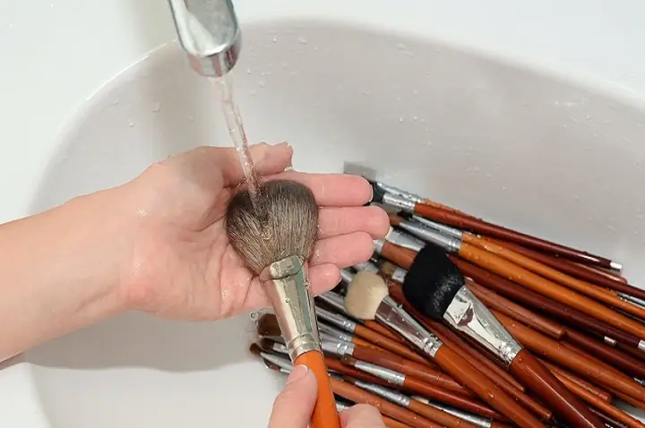 Bí Quyết Vệ Sinh Cọ Và Mút Trang Điểm Đúng Cách, Giữ Độ Bền & An Toàn Cho Da