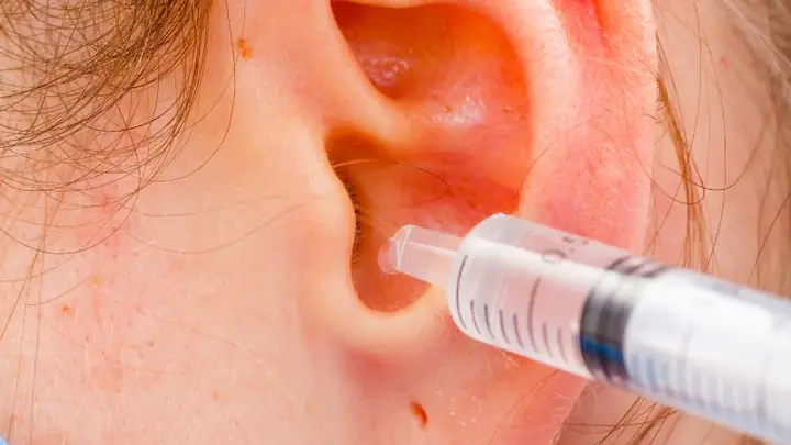 Cách Vệ Sinh Tai Bằng Nước Muối Sinh Lý Tại Nhà Đúng Cách & An Toàn Cách Vệ Sinh Tai Bằng Nước Muối Sinh Lý Tại Nhà Đúng Cách & An Toàn