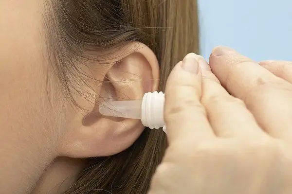 Cách Vệ Sinh Tai Bằng Nước Muối Sinh Lý Tại Nhà Đúng Cách & An Toàn Cách Vệ Sinh Tai Bằng Nước Muối Sinh Lý Tại Nhà Đúng Cách & An Toàn