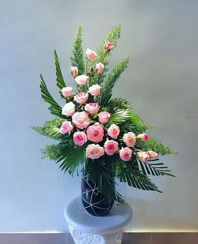 Hướng Dẫn Cắm Hoa Bàn Thờ Gia Tiên Chuẩn Phong Thủy, Tỏa Sáng Lòng Thành Kính